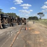 carreta-tomba-com-carga-de-celulose-e-interdita-trecho-da-rodovia-da-integracao,-em-tupi-paulista