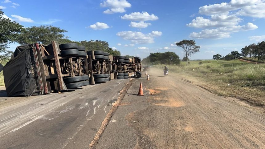 carreta-tomba-com-carga-de-celulose-e-interdita-trecho-da-rodovia-da-integracao,-em-tupi-paulista