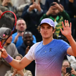 roland-garros:-fonseca-estreia-com-vitoria-implacavel-sobre-ex-top-10